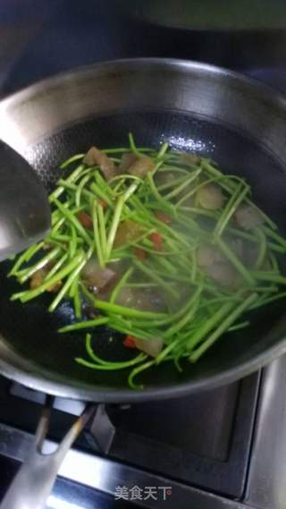 藜蒿炒腊肉的做法步骤:5