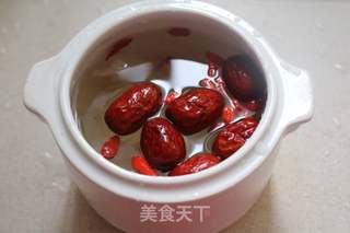 银耳红枣汤的做法步骤:2