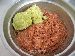 韭菜西葫芦猪肉馅水饺的做法步骤:5