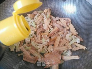 花菜肉片炖腐竹的做法步骤:11
