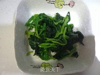鸡蛋酱拌菠菜的做法步骤:2