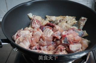 #脆肉鲩鱼骨焖鸡的做法图解7