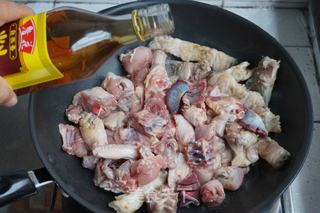 #脆肉鲩鱼骨焖鸡的做法图解8