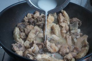 脆肉鲩鱼骨焖鸡的做法步骤:11