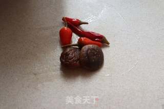 剁椒腐竹蒸腊肉的做法步骤:2