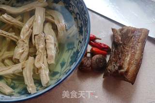剁椒腐竹蒸腊肉的做法步骤:3