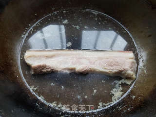 蒜苗回锅肉的做法步骤：1