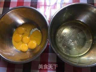 红丝绒戚风流心蛋糕的做法步骤：1