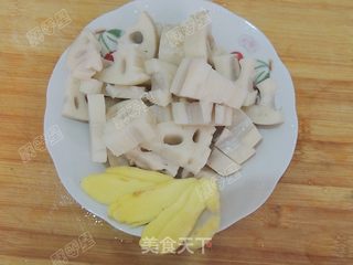 莲藕鲫鱼汤的做法步骤:2