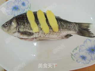 莲藕鲫鱼汤的做法步骤:3