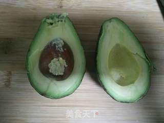 牛油果爆蛋的做法步骤:2