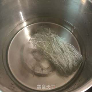 蒜蓉粉丝蒸虾的做法步骤:2