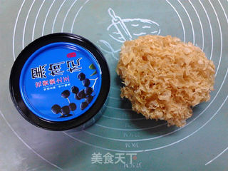 黑枸杞银耳羹的做法步骤：1