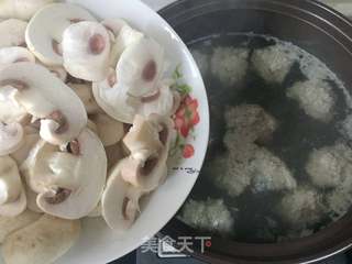 木耳口蘑肉丸汤的做法步骤:8