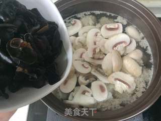 木耳口蘑肉丸汤的做法步骤:9