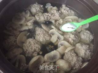 木耳口蘑肉丸汤的做法步骤:11