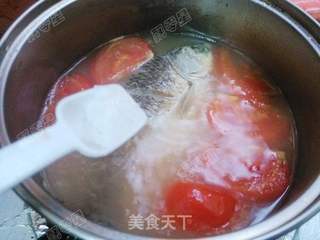 番茄滚鲫鱼汤的做法步骤:10