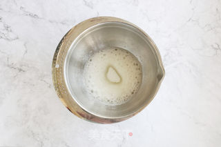 一杯子装满蓝莓的香甜的做法步骤:2