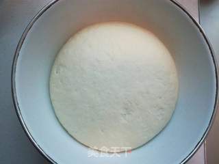 发面豆沙盘龙饼的做法步骤:2