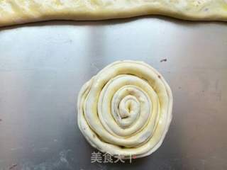 发面豆沙盘龙饼的做法步骤:10