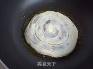 发面豆沙盘龙饼的做法步骤:12