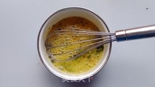 葱花咸味鸡蛋煎馒头的做法步骤:2
