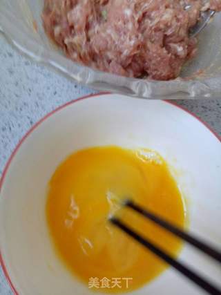 蛋皮肉卷的做法步骤:7