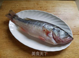 红烧鲈鱼的做法步骤:2