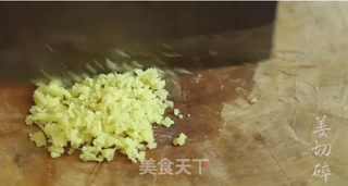 潮音潮人：姜蓉芥蓝的做法步骤：1
