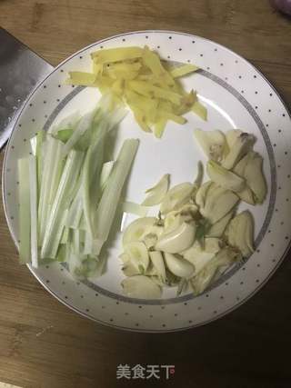 清蒸鲈鱼的做法步骤:2