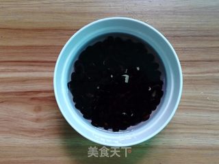 黑豆莲藕猪心汤的做法步骤:2
