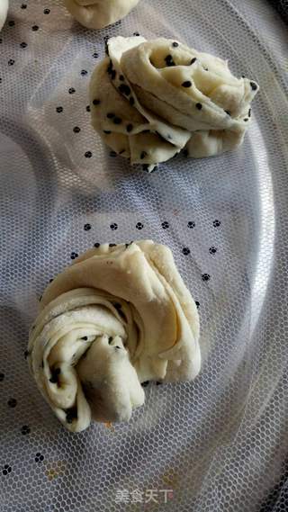 芝麻花卷的做法步骤:11