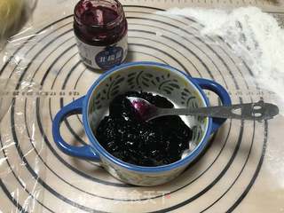 蓝莓酱南瓜花卷的做法步骤:7