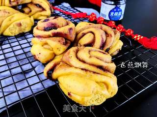 蓝莓酱南瓜花卷的做法步骤:26