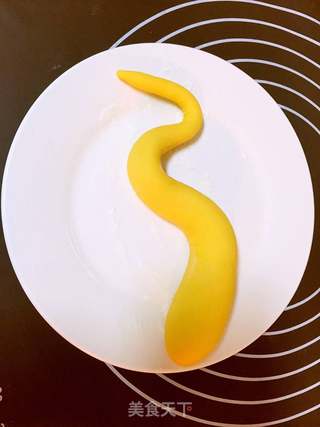 双龙戏珠花样馒头的做法步骤:2
