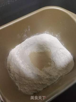 红糖芝麻糖三角的做法步骤：1