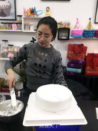 情人节专属女王皇冠礼服蛋糕(裱花)的做法步骤:4