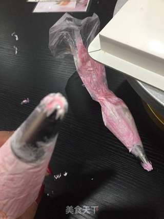情人节专属女王皇冠礼服蛋糕(裱花)的做法步骤:7