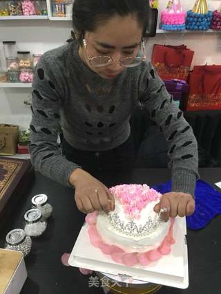 情人节专属女王皇冠礼服蛋糕(裱花)的做法步骤:11