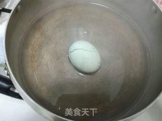 皮蛋豆腐炒韭菜的做法步骤：1