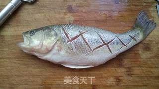 葱烧鲈鱼的做法步骤:2