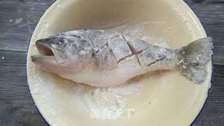 葱烧鲈鱼的做法步骤:5