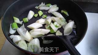 葱烧鲈鱼的做法步骤:10