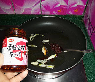 香菇豆豉辣酱炒年糕的做法步骤:3