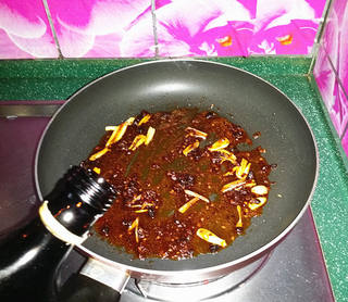 香菇豆豉辣酱炒年糕的做法步骤:4