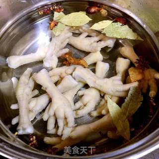 孜然辣鸡爪的做法步骤：2