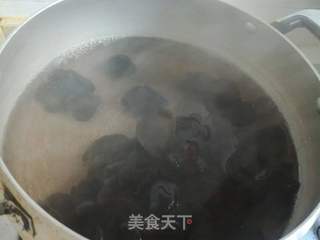 西兰花拌木耳的做法步骤:2