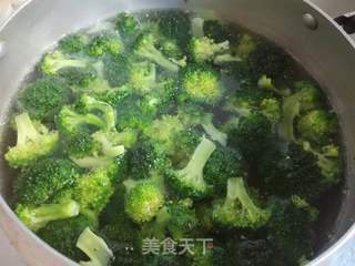 西兰花拌木耳的做法步骤:4