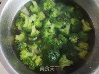 西兰花拌木耳的做法步骤:5