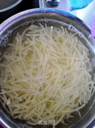 酸菜炒土豆丝的做法步骤:2
